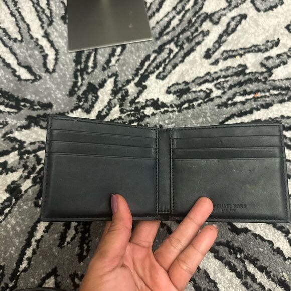 Michael Kors Men Wallet - Picture 4 of 7